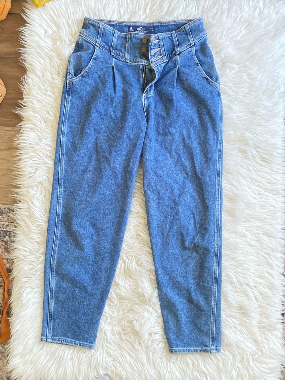 Hollister Ultra 80s High Rise Mom Jeans